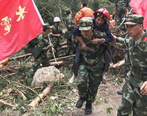 四川九寨沟地震已致25人遇难  三军行大型空投箱助力抗震救灾