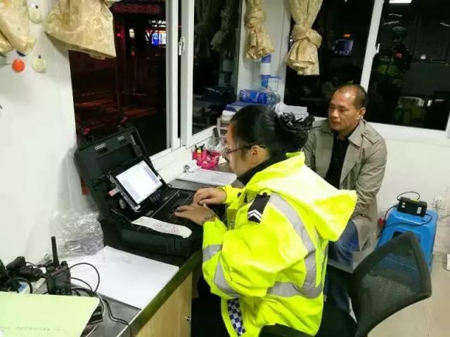 电脑一体化箱助力交警执勤,三军行安全箱设计更到位! 电脑一体化箱助力交警执勤,三军行安全箱设计更到位!